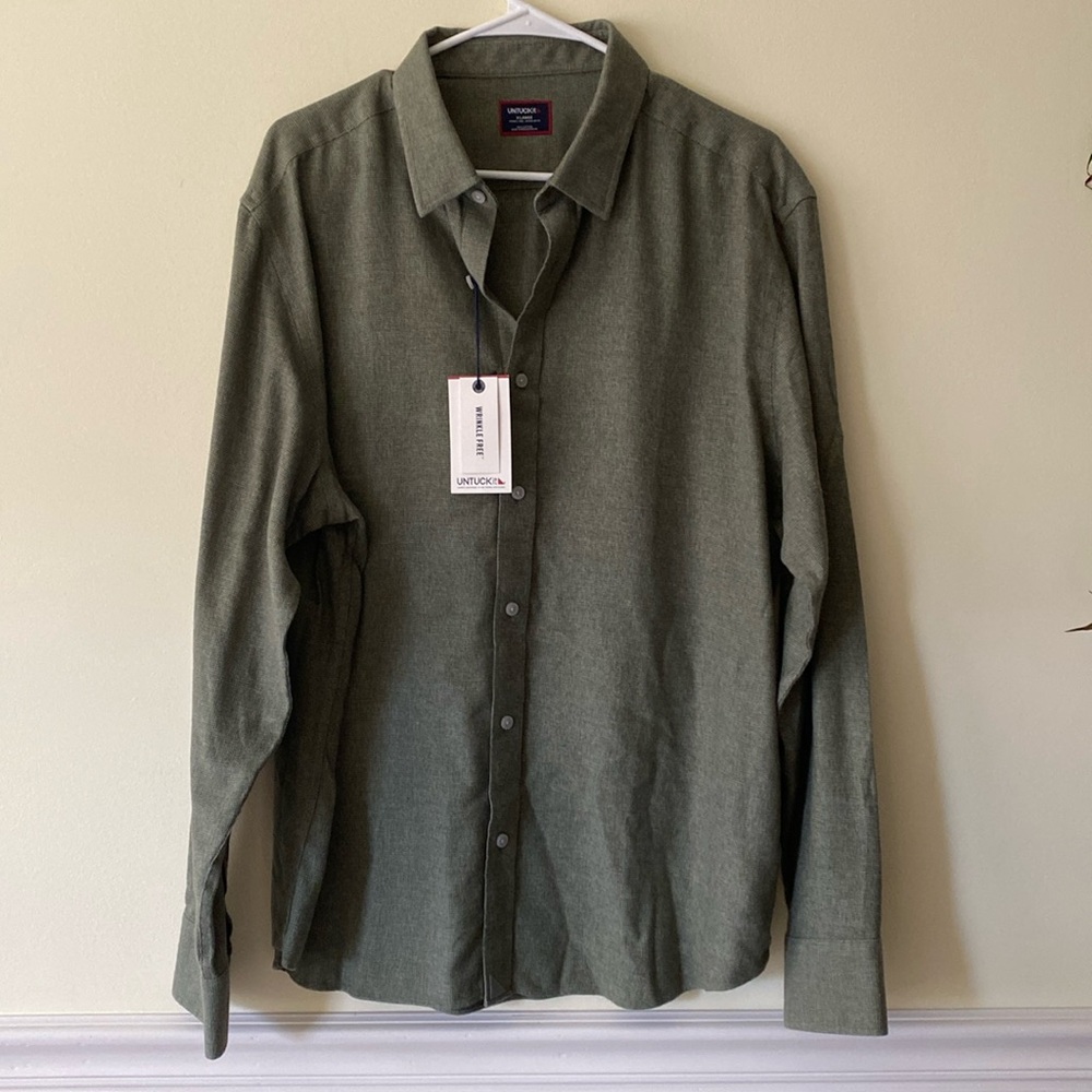 NWT- UNTUCKit long sleeve regular fit men’s button down shirt. Size XL